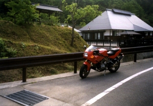 真っすぐな道とSS900